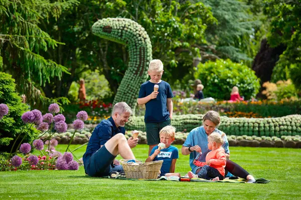 /media/2xmnytgw/blomster11_familie.jpg?rxy=0.5112781954887218,0.6973684210526315&v=1da1812e24a9eb0